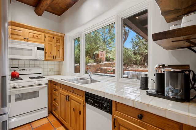 541 Camino Rancheros, Santa Fe, NM 87505