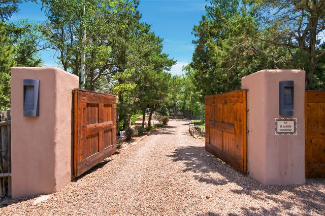 541 Camino Rancheros, Santa Fe, NM 87505