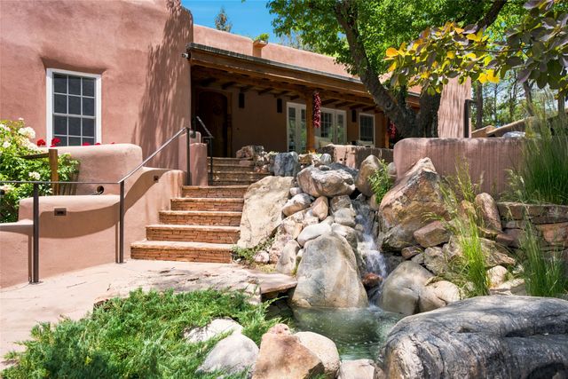 541 Camino Rancheros, Santa Fe, NM 87505
