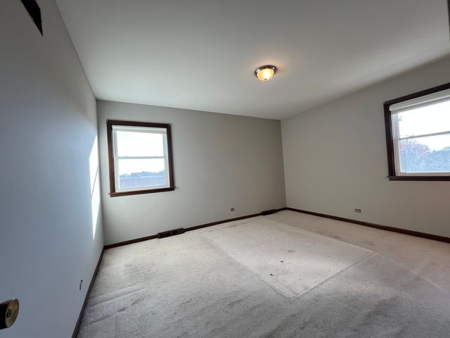 5635 W Montrose Avenue 2, Chicago, IL 60634