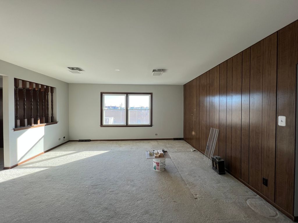 5635 W Montrose Avenue 2, Chicago, IL 60634