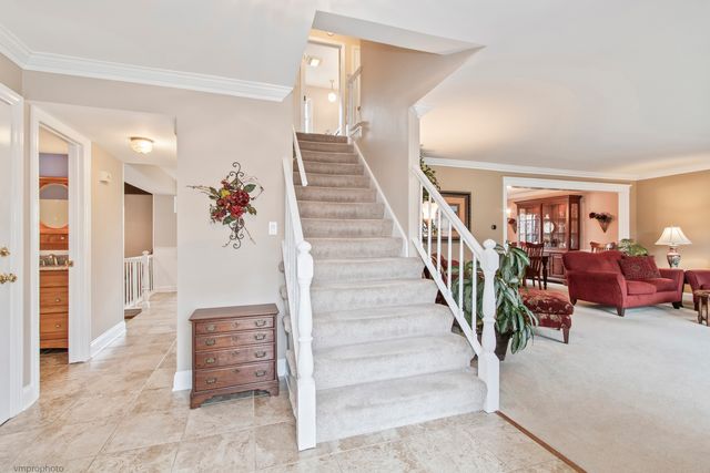 913 Warwick Lane, Libertyville, IL 60048