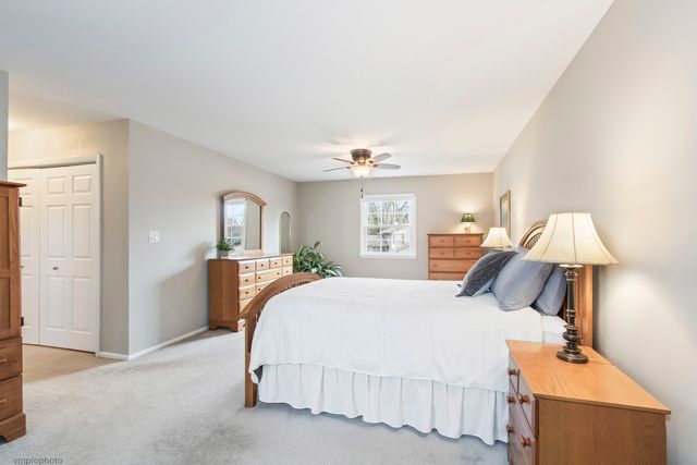 913 Warwick Lane, Libertyville, IL 60048