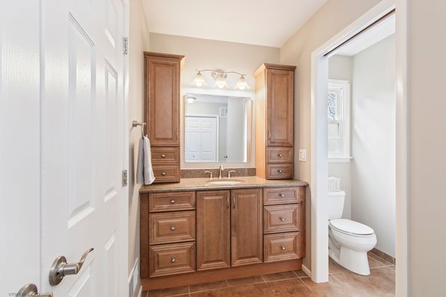 913 Warwick Lane, Libertyville, IL 60048