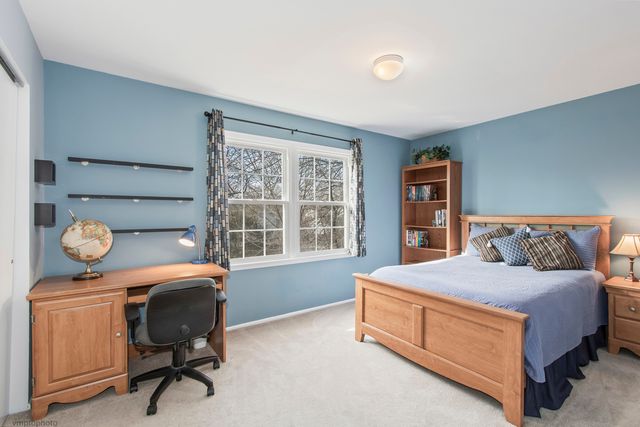 913 Warwick Lane, Libertyville, IL 60048