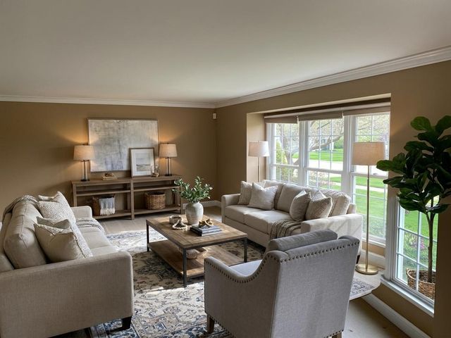 913 Warwick Lane, Libertyville, IL 60048