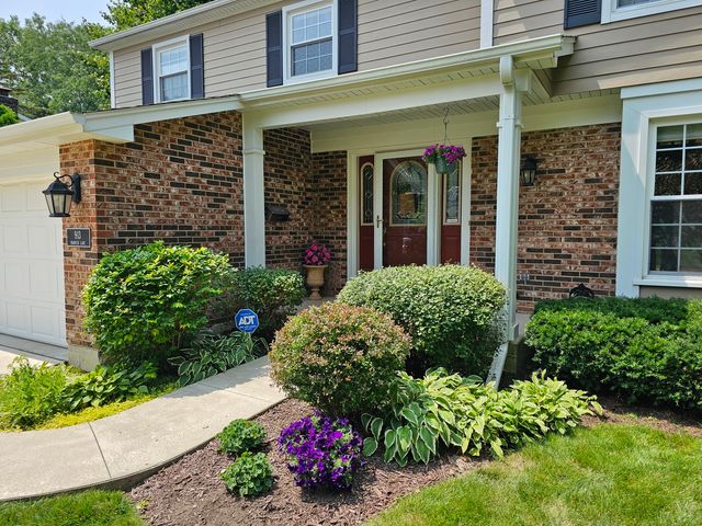 913 Warwick Lane, Libertyville, IL 60048