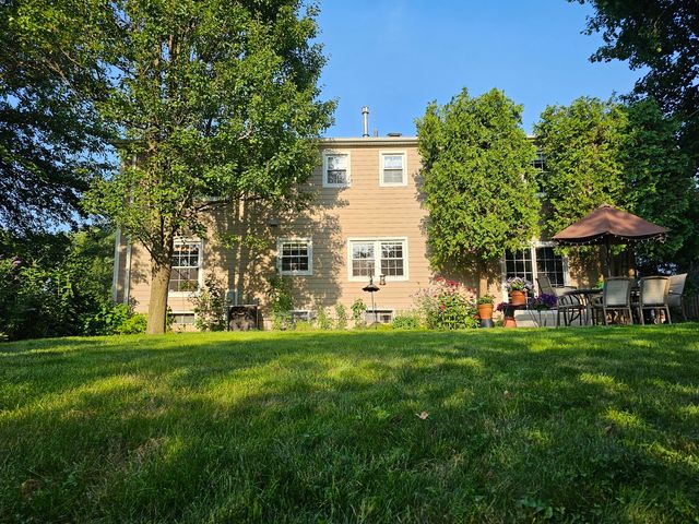 913 Warwick Lane, Libertyville, IL 60048