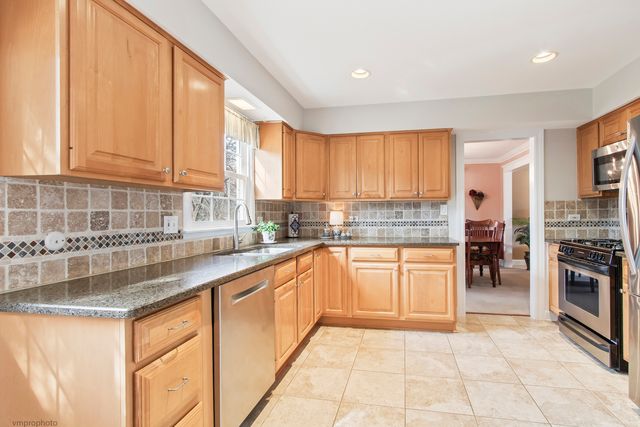 913 Warwick Lane, Libertyville, IL 60048