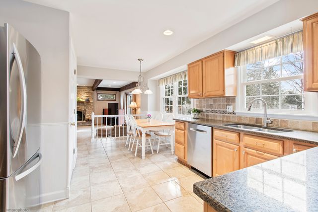 913 Warwick Lane, Libertyville, IL 60048