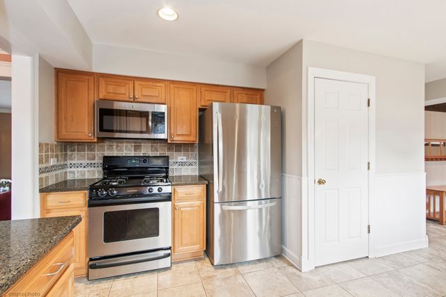 913 Warwick Lane, Libertyville, IL 60048