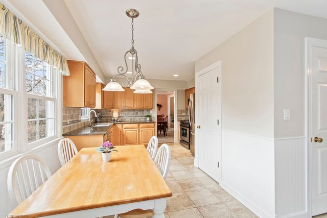 913 Warwick Lane, Libertyville, IL 60048