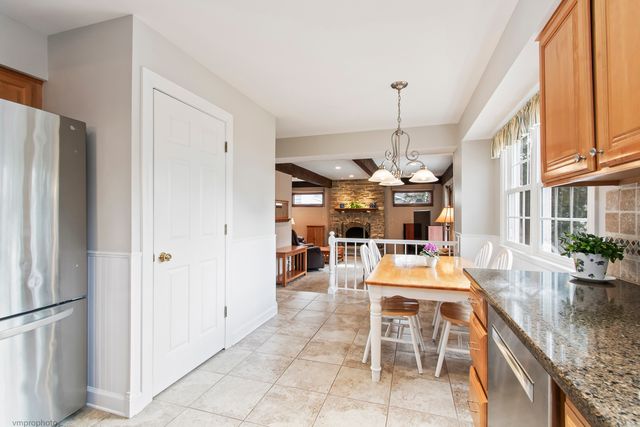 913 Warwick Lane, Libertyville, IL 60048