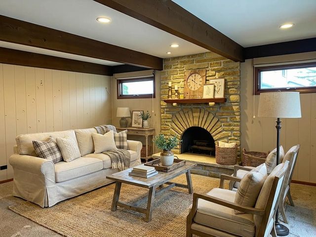 913 Warwick Lane, Libertyville, IL 60048