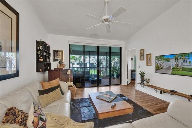 7533 Glendevon Lane 907, Delray Beach, FL 33446