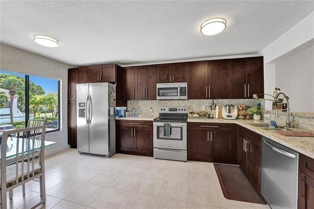 7533 Glendevon Lane 907, Delray Beach, FL 33446