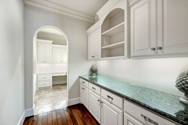 15 Sandalwood Drive, Houston, TX 77024