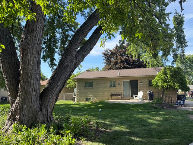 2060 Oakcrest Road, Sterling Heights, MI 48310