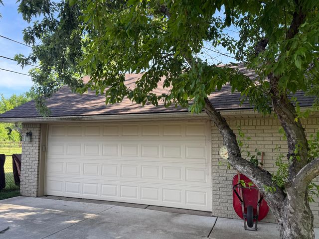 2060 Oakcrest Road, Sterling Heights, MI 48310