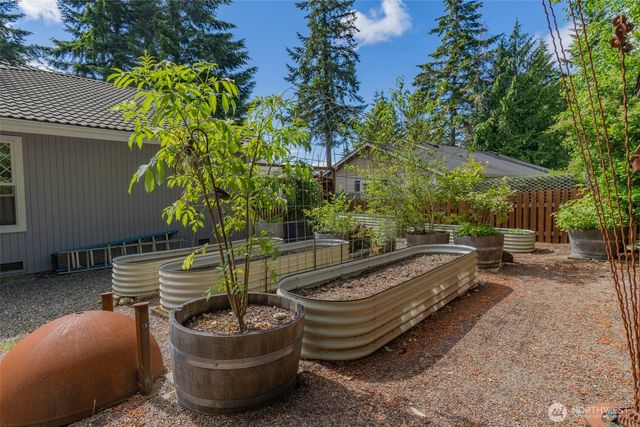 761 E Old Ranch Rd, Allyn, WA 98524