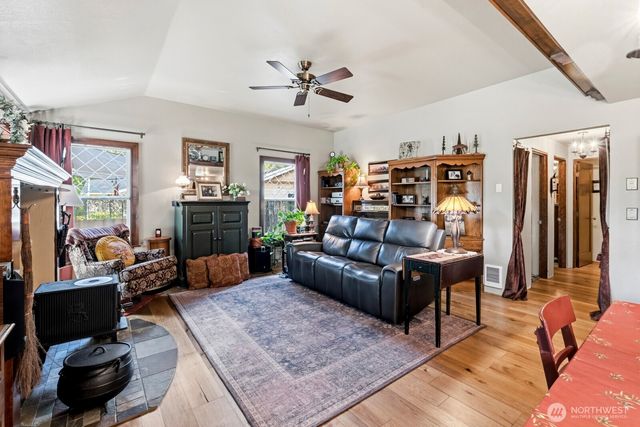 761 E Old Ranch Rd, Allyn, WA 98524