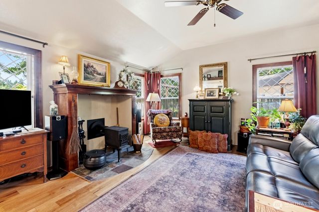761 E Old Ranch Rd, Allyn, WA 98524