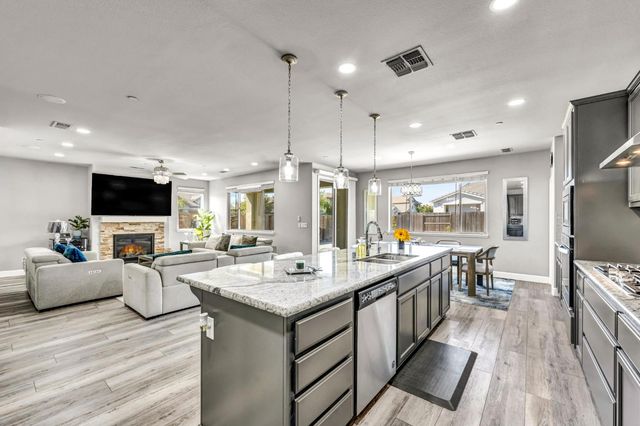 1693 Harvest Ln, Manteca, CA 95337