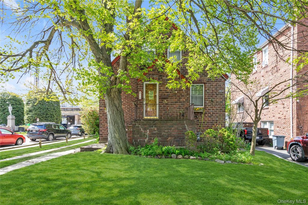 70 Lyon Place, Lynbrook, NY 11563