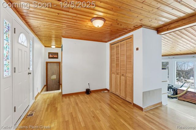 915 Dollar Bay Drive, Lake Orion, MI 48362