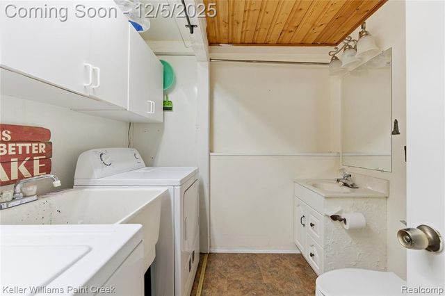 915 Dollar Bay Drive, Lake Orion, MI 48362