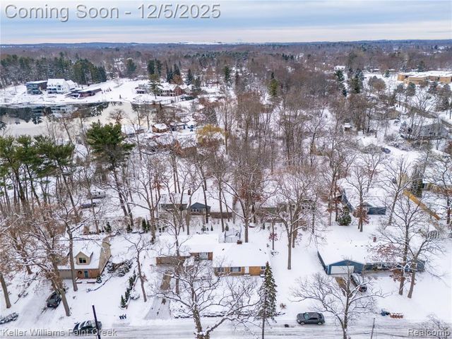 915 Dollar Bay Drive, Lake Orion, MI 48362