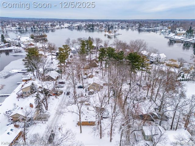 915 Dollar Bay Drive, Lake Orion, MI 48362