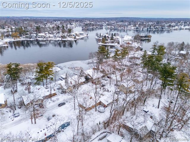 915 Dollar Bay Drive, Lake Orion, MI 48362