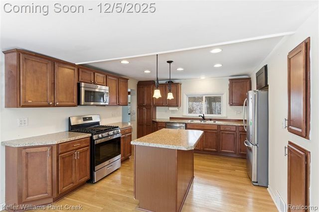 915 Dollar Bay Drive, Lake Orion, MI 48362