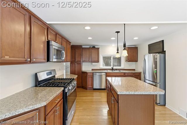 915 Dollar Bay Drive, Lake Orion, MI 48362