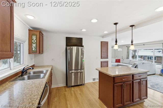 915 Dollar Bay Drive, Lake Orion, MI 48362