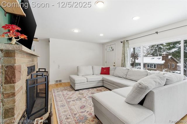 915 Dollar Bay Drive, Lake Orion, MI 48362