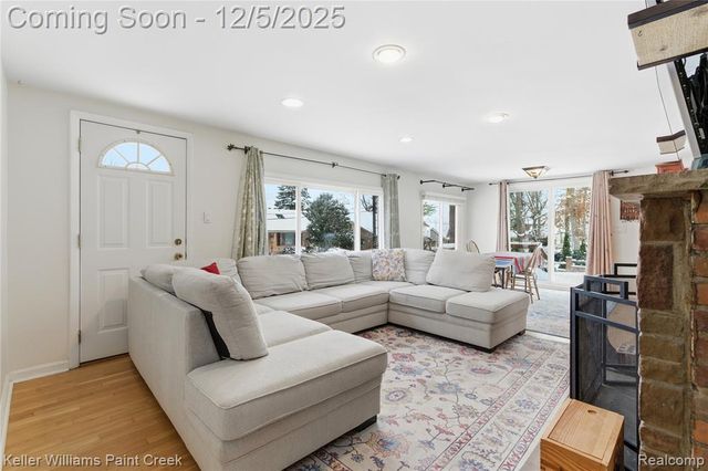 915 Dollar Bay Drive, Lake Orion, MI 48362