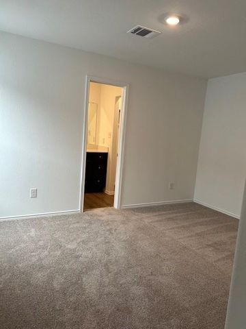 35 Trinity CIR, Lockhart, TX 78644