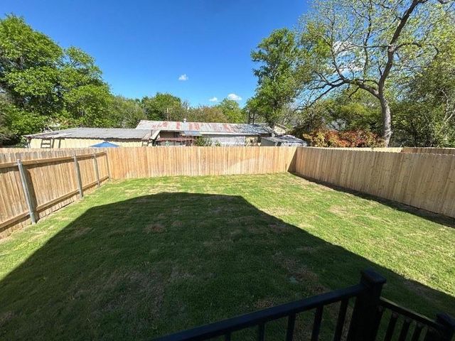 35 Trinity CIR, Lockhart, TX 78644