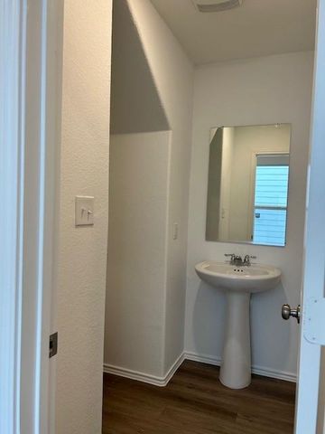 35 Trinity CIR, Lockhart, TX 78644