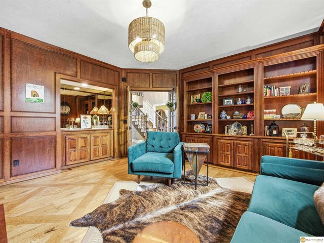 16432 Leavenworth Circle, Omaha, NE 68118