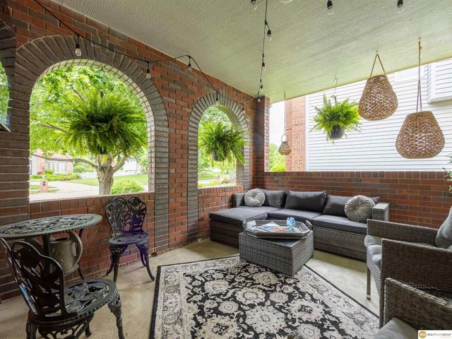 16432 Leavenworth Circle, Omaha, NE 68118