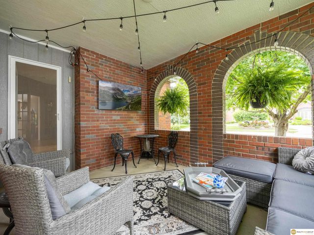 16432 Leavenworth Circle, Omaha, NE 68118