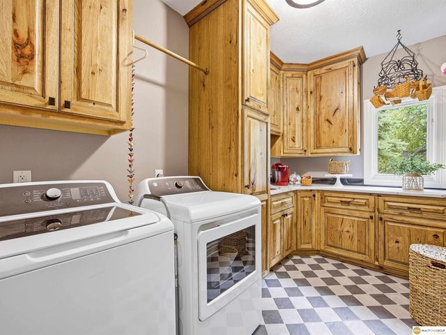 16432 Leavenworth Circle, Omaha, NE 68118