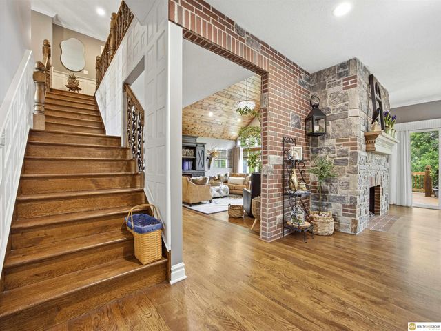 16432 Leavenworth Circle, Omaha, NE 68118