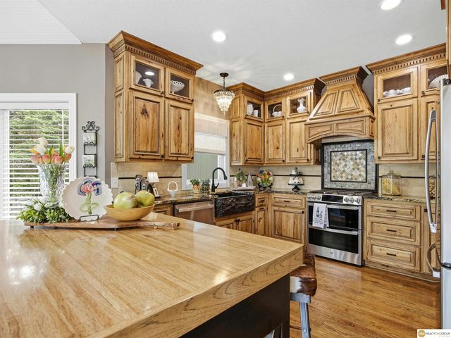 16432 Leavenworth Circle, Omaha, NE 68118