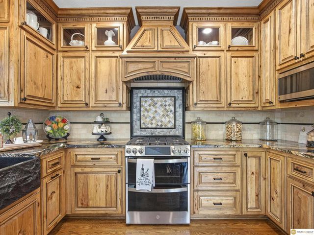 16432 Leavenworth Circle, Omaha, NE 68118