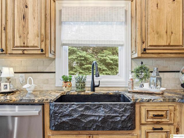 16432 Leavenworth Circle, Omaha, NE 68118