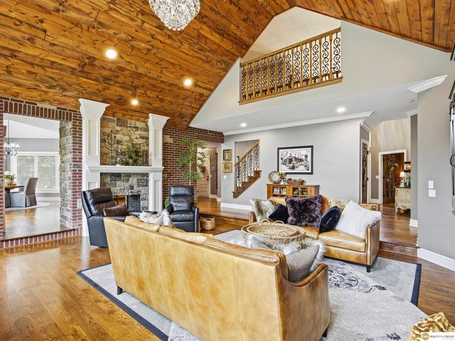 16432 Leavenworth Circle, Omaha, NE 68118